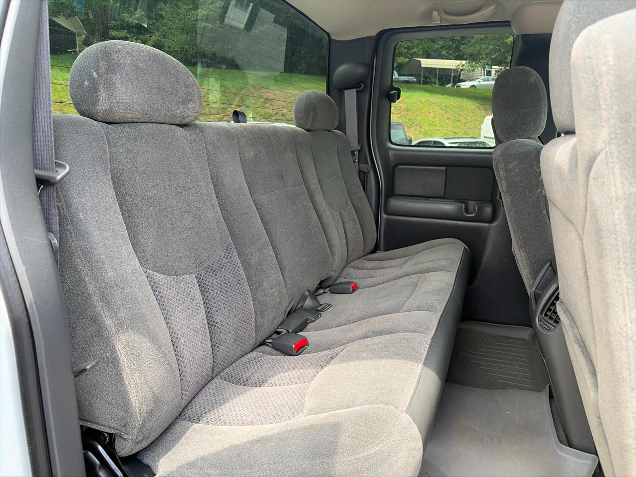 Chevrolet Silverado 2500HD Ext Cab 143.5" WB 4WD LS 2004
