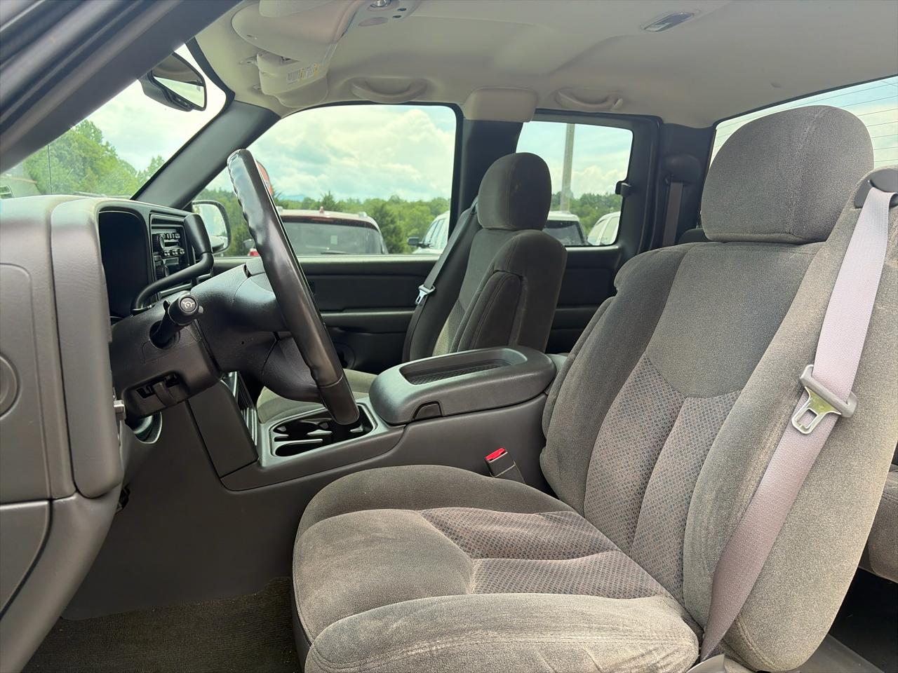 Chevrolet Silverado 2500HD Ext Cab 143.5" WB 4WD LS 2004