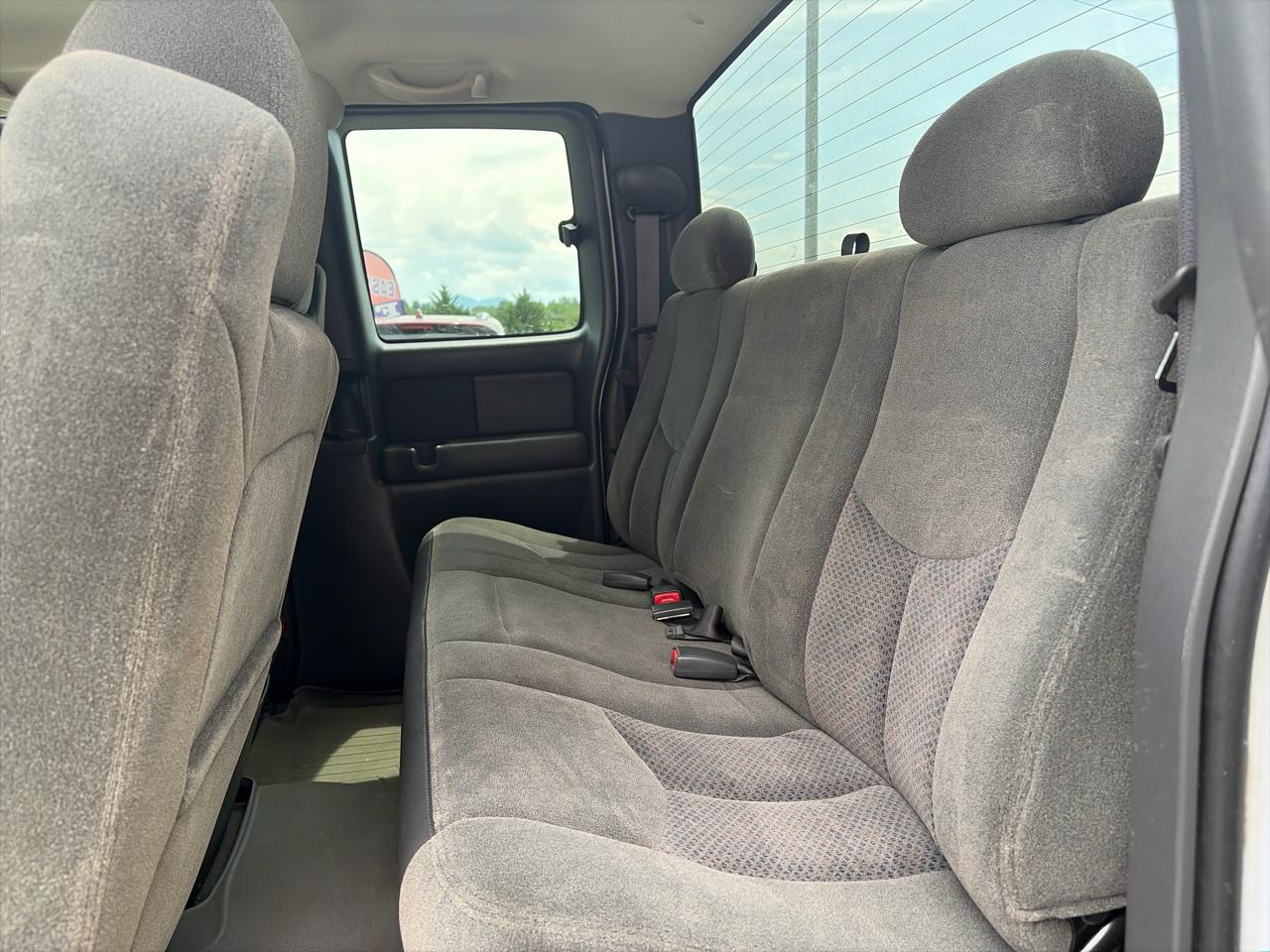 Chevrolet Silverado 2500HD Ext Cab 143.5" WB 4WD LS 2004