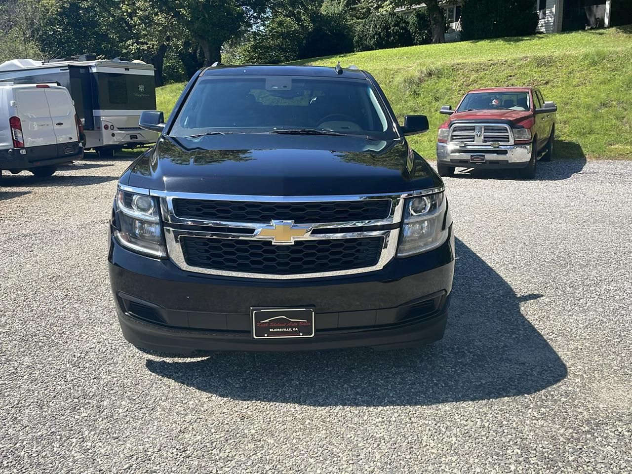 Chevrolet Suburban photo 2