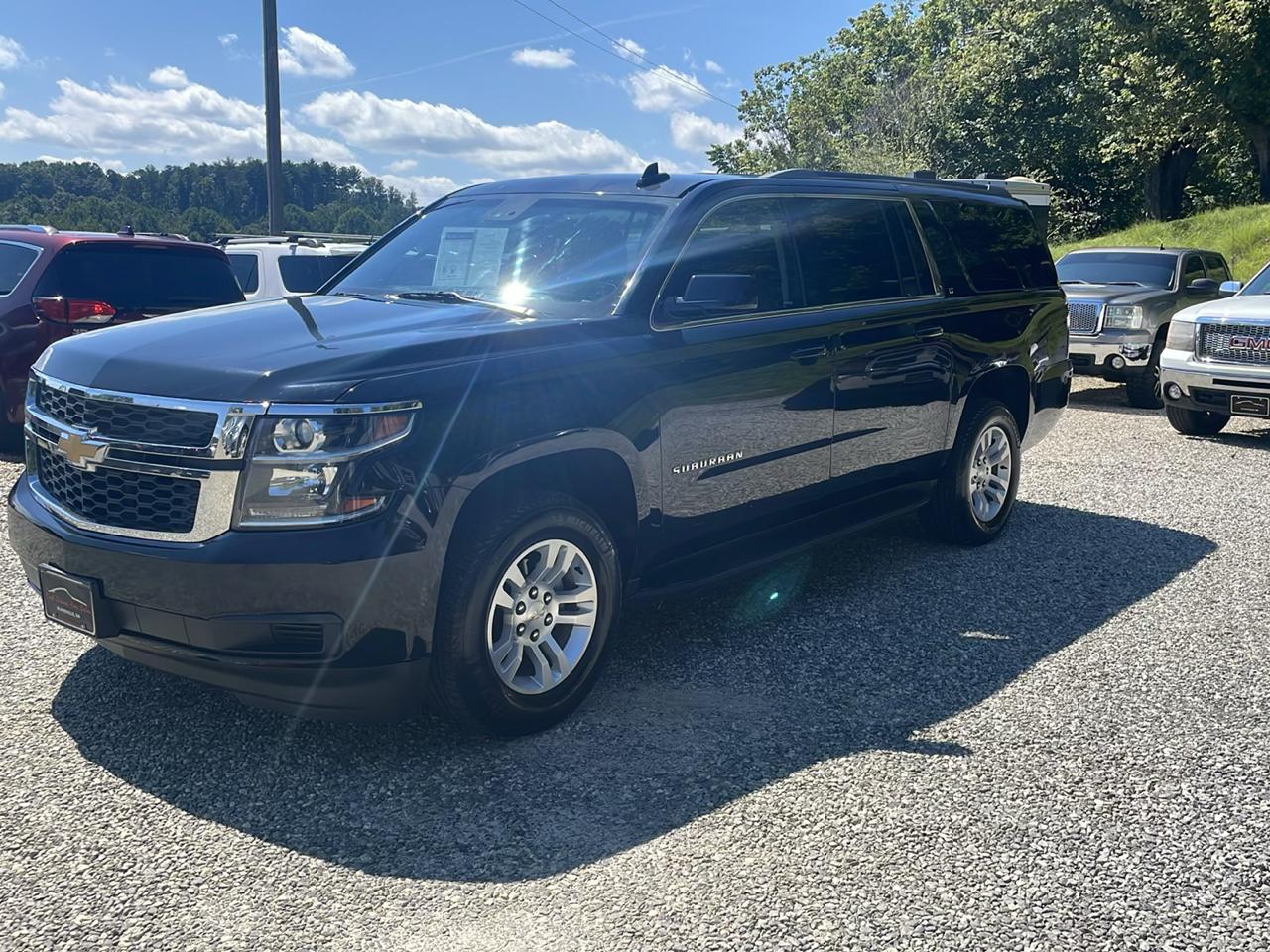 Chevrolet Suburban photo 3