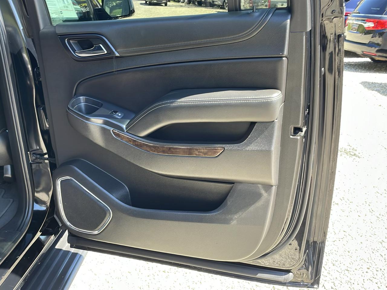 Chevrolet Suburban photo 12