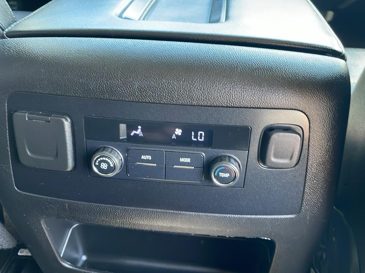 Chevrolet Suburban photo 15