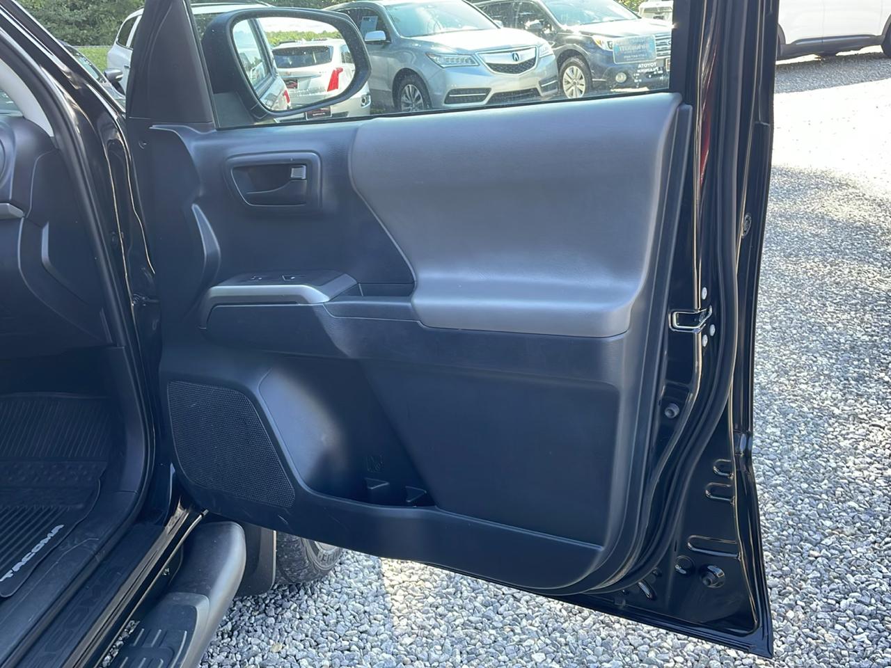 Toyota Tacoma 4WD Double Cab V6 AT SR5 (Natl) 2018
