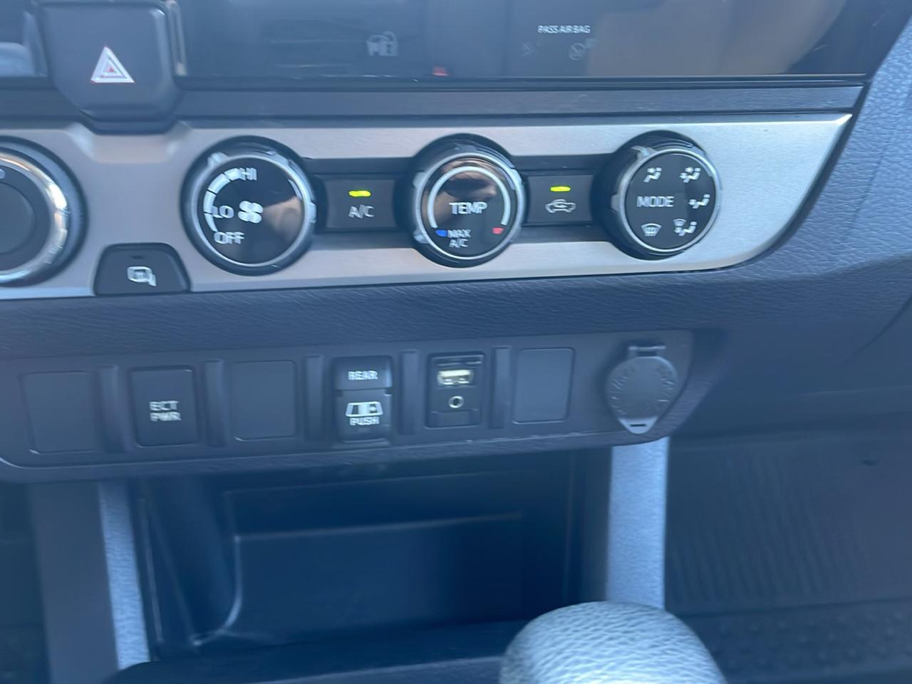 Toyota Tacoma 4WD Double Cab V6 AT SR5 (Natl) 2018