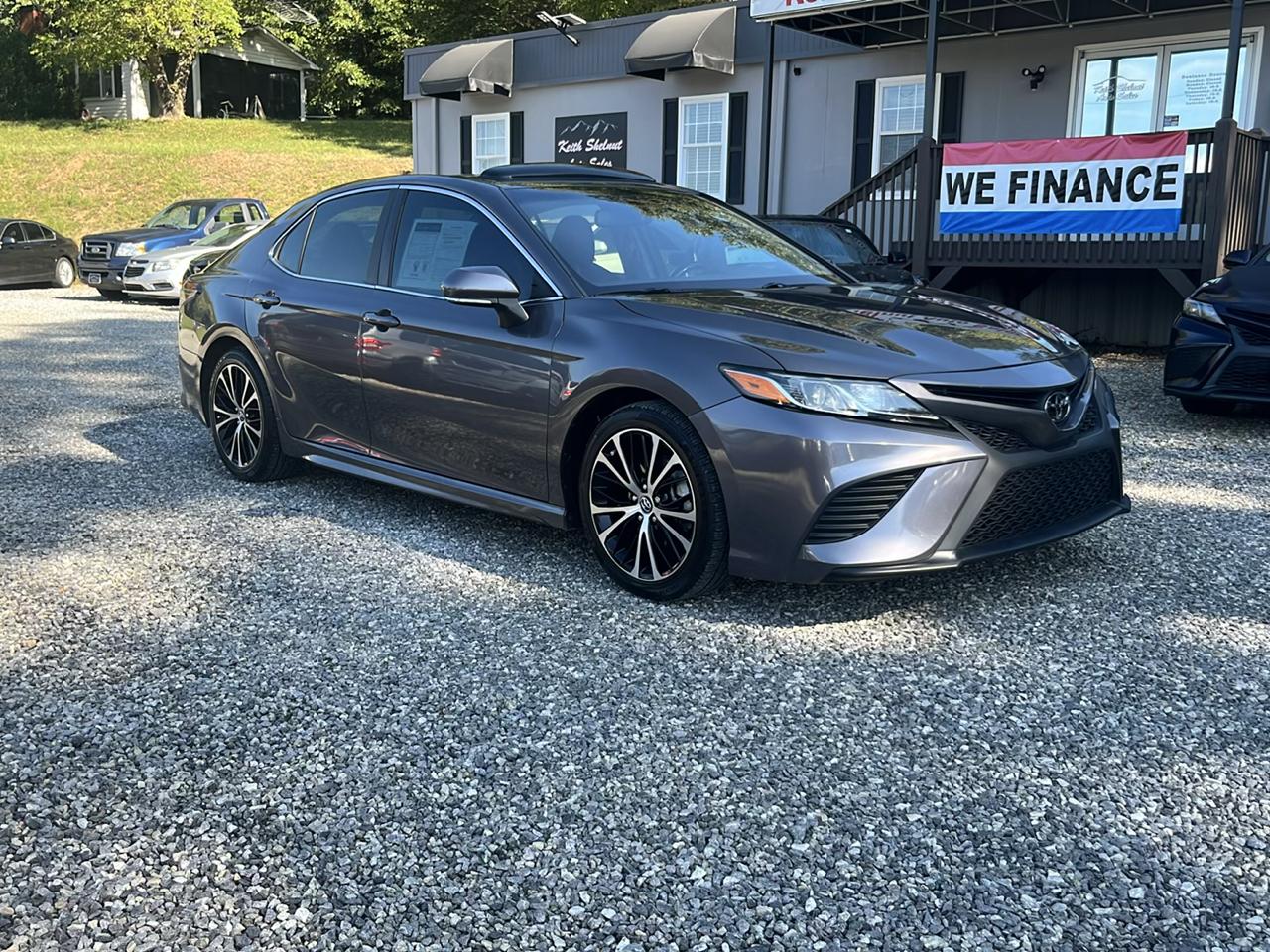 Toyota Camry photo 2