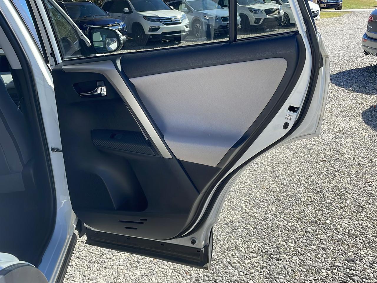 Toyota RAV4 FWD 4dr XLE (Natl) 2015