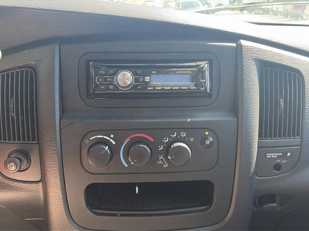 Dodge Ram 1500 2dr Reg Cab 120.5" WB ST 2004