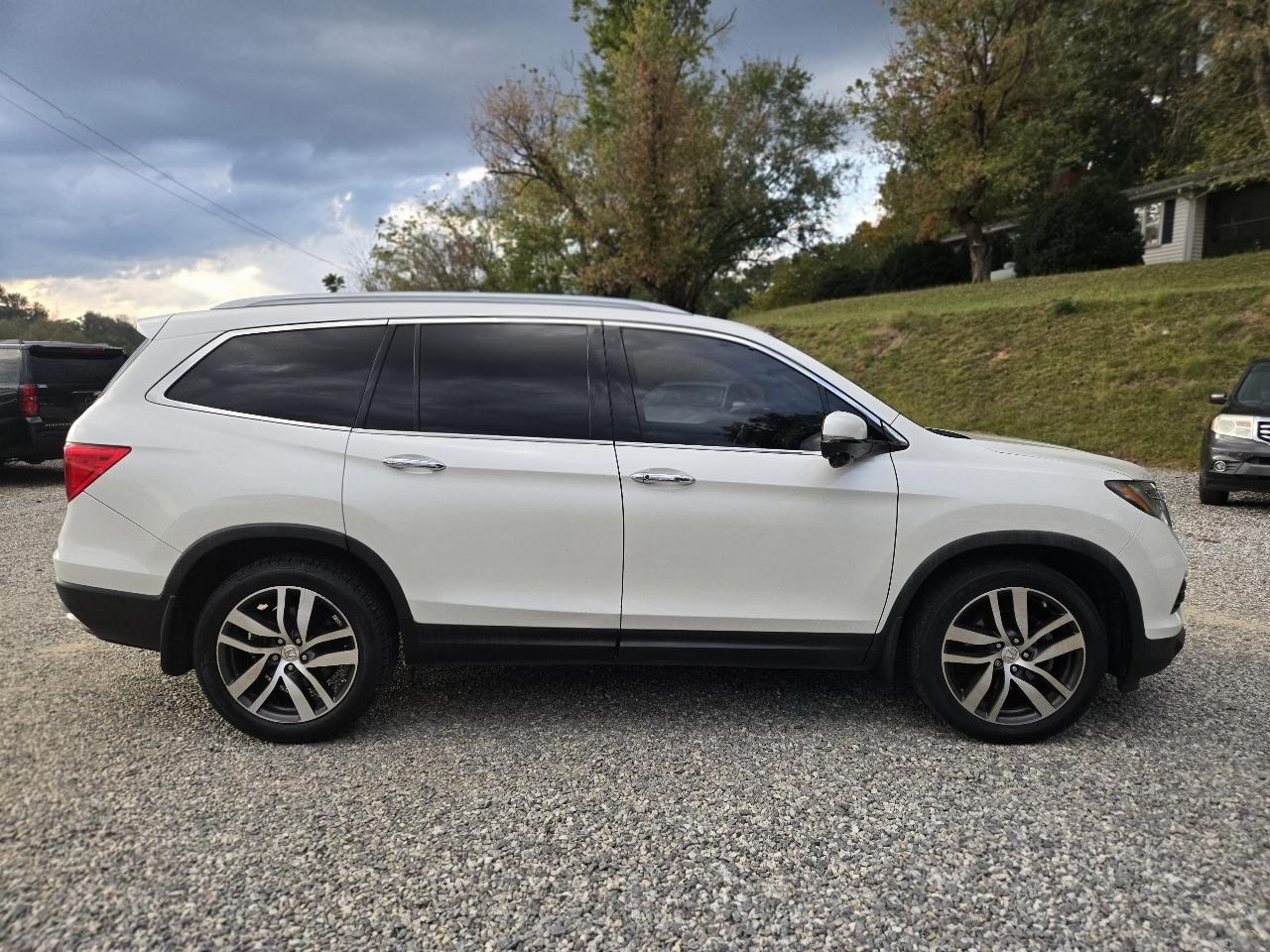 Honda Pilot 2WD 4dr Touring w/RES & Navi 2016