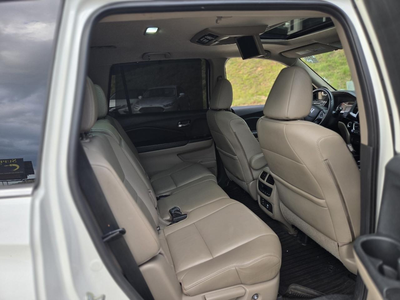 Honda Pilot 2WD 4dr Touring w/RES & Navi 2016