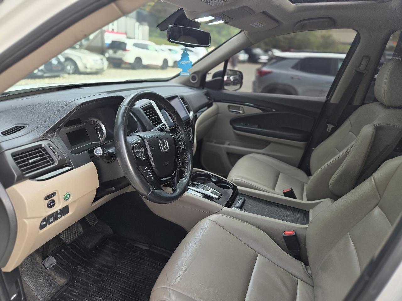 Honda Pilot 2WD 4dr Touring w/RES & Navi 2016
