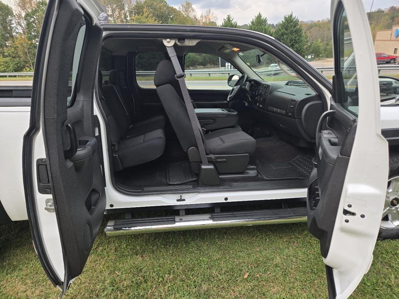 Chevrolet Silverado 1500 4WD Ext Cab 143.5" LT 2012