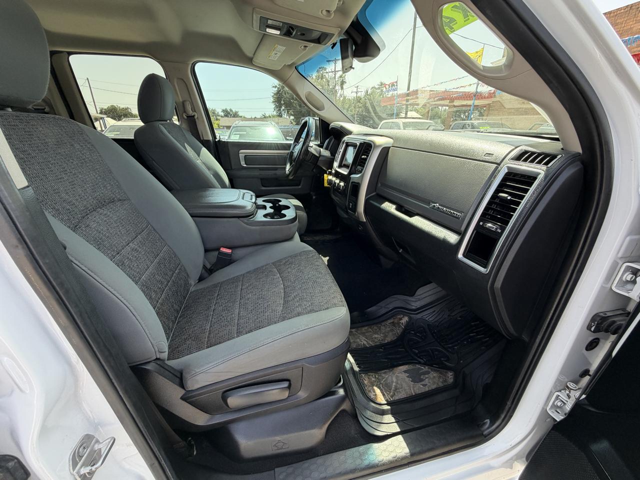 RAM 1500 SLT Quad Cab 4WD 2016