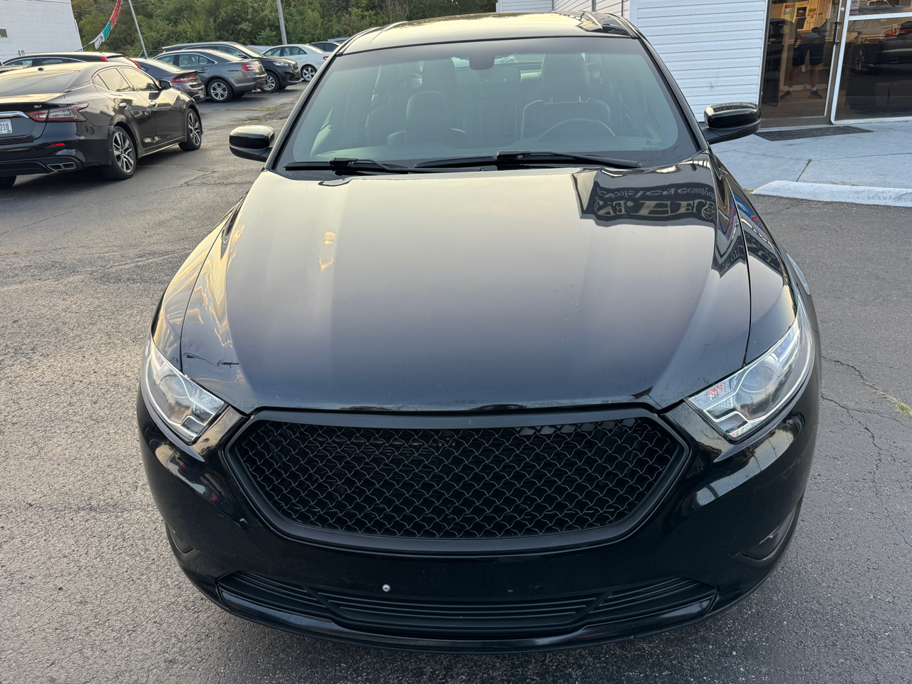 2016 Ford Taurus SEL photo 2