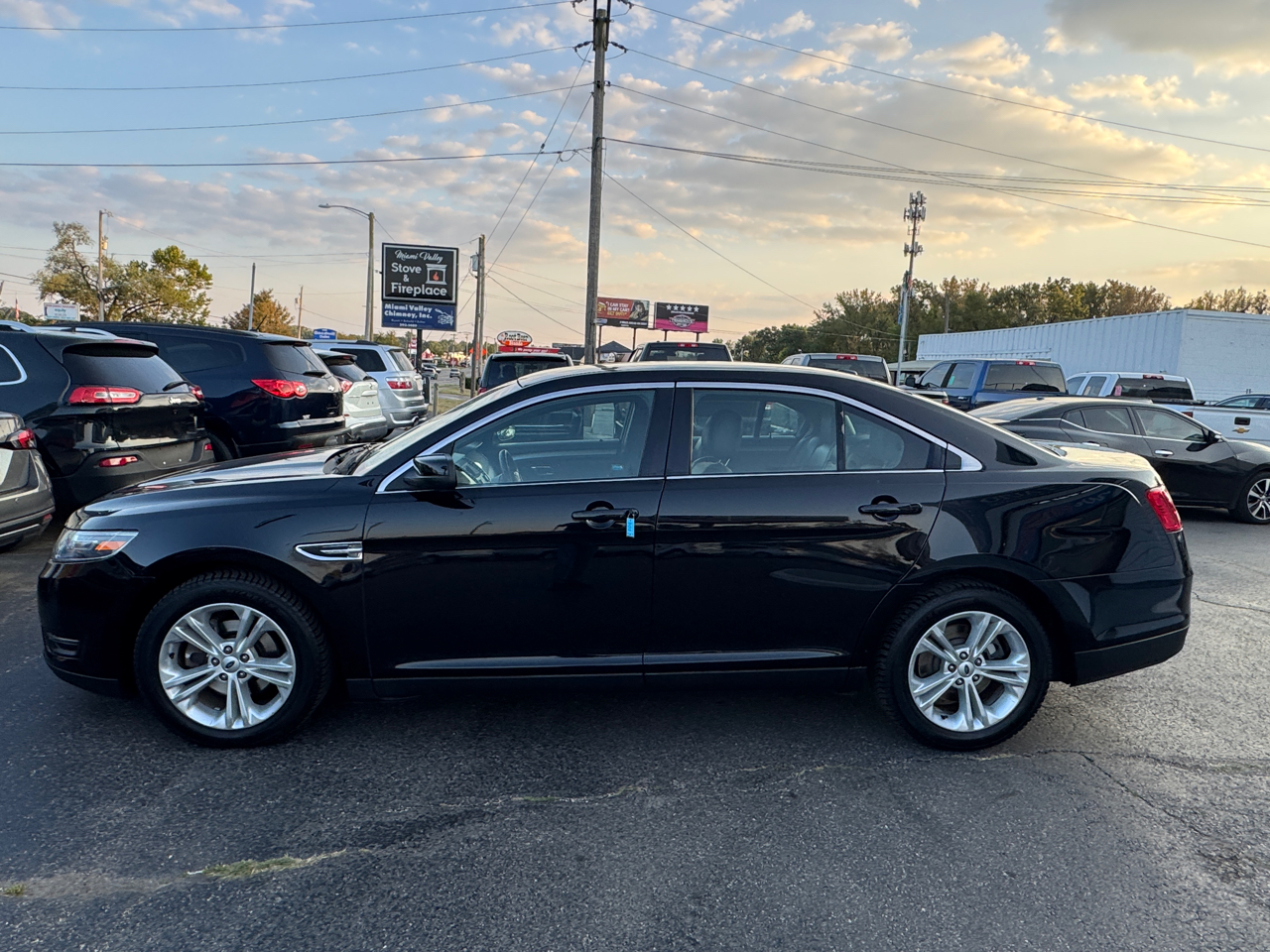 2016 Ford Taurus SEL photo 3