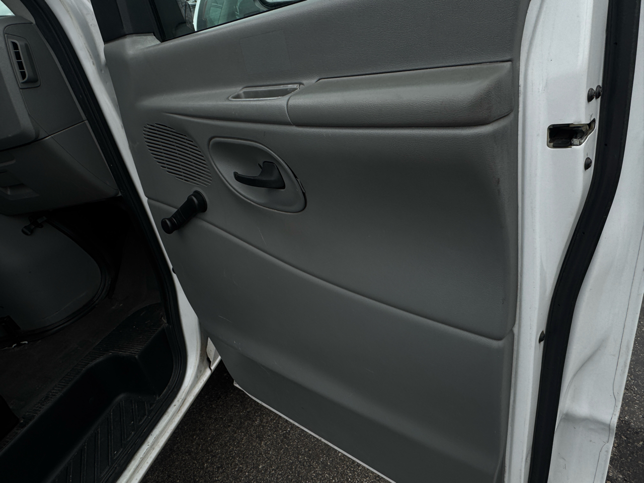 Ford Econoline Commercial Cutaway E-450 Super Duty 158" DRW 2011