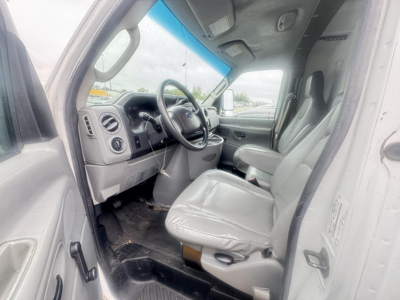 Ford Econoline Commercial Cutaway E-450 Super Duty 158" DRW 2011