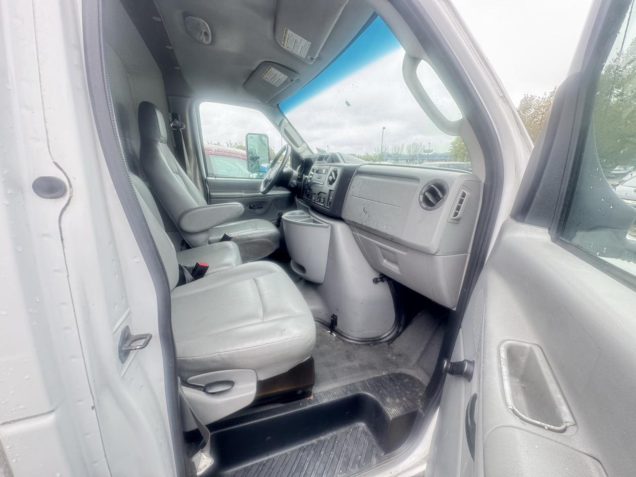 Ford Econoline Commercial Cutaway E-450 Super Duty 158" DRW 2011