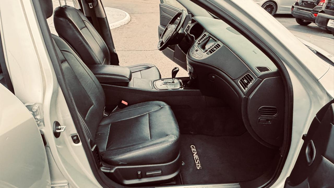 Hyundai Genesis 4dr Sdn V6 3.8L 2013