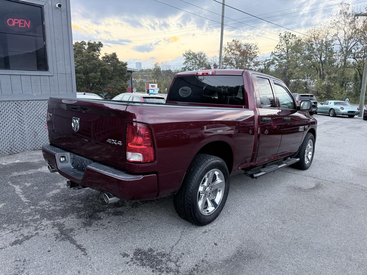 RAM 1500 4WD Quad Cab 140.5" ST 2016