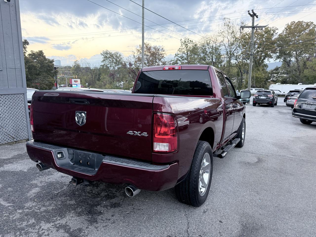 RAM 1500 4WD Quad Cab 140.5" ST 2016