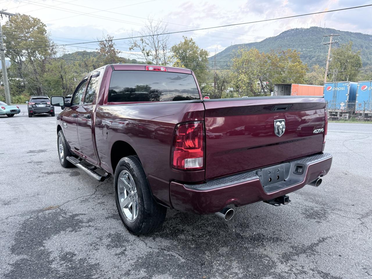 RAM 1500 4WD Quad Cab 140.5" ST 2016