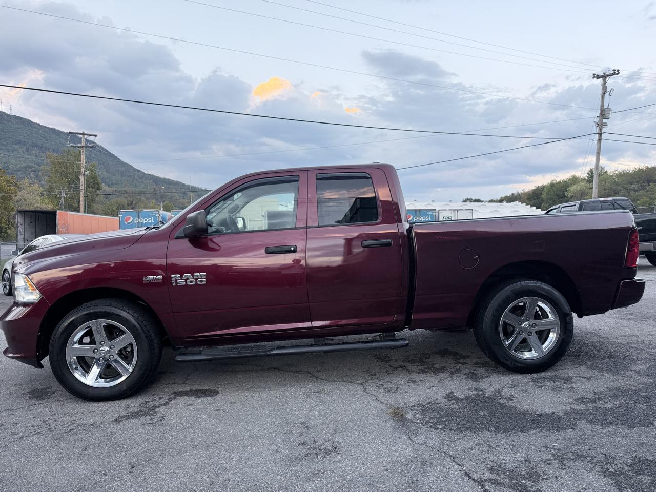 RAM 1500 4WD Quad Cab 140.5" ST 2016