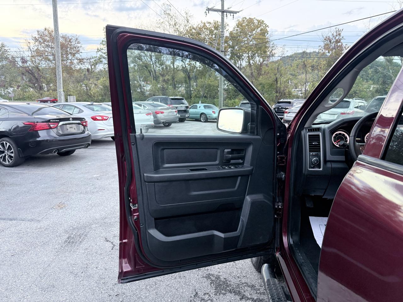RAM 1500 4WD Quad Cab 140.5" ST 2016