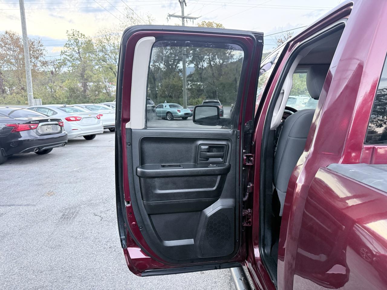 RAM 1500 4WD Quad Cab 140.5" ST 2016