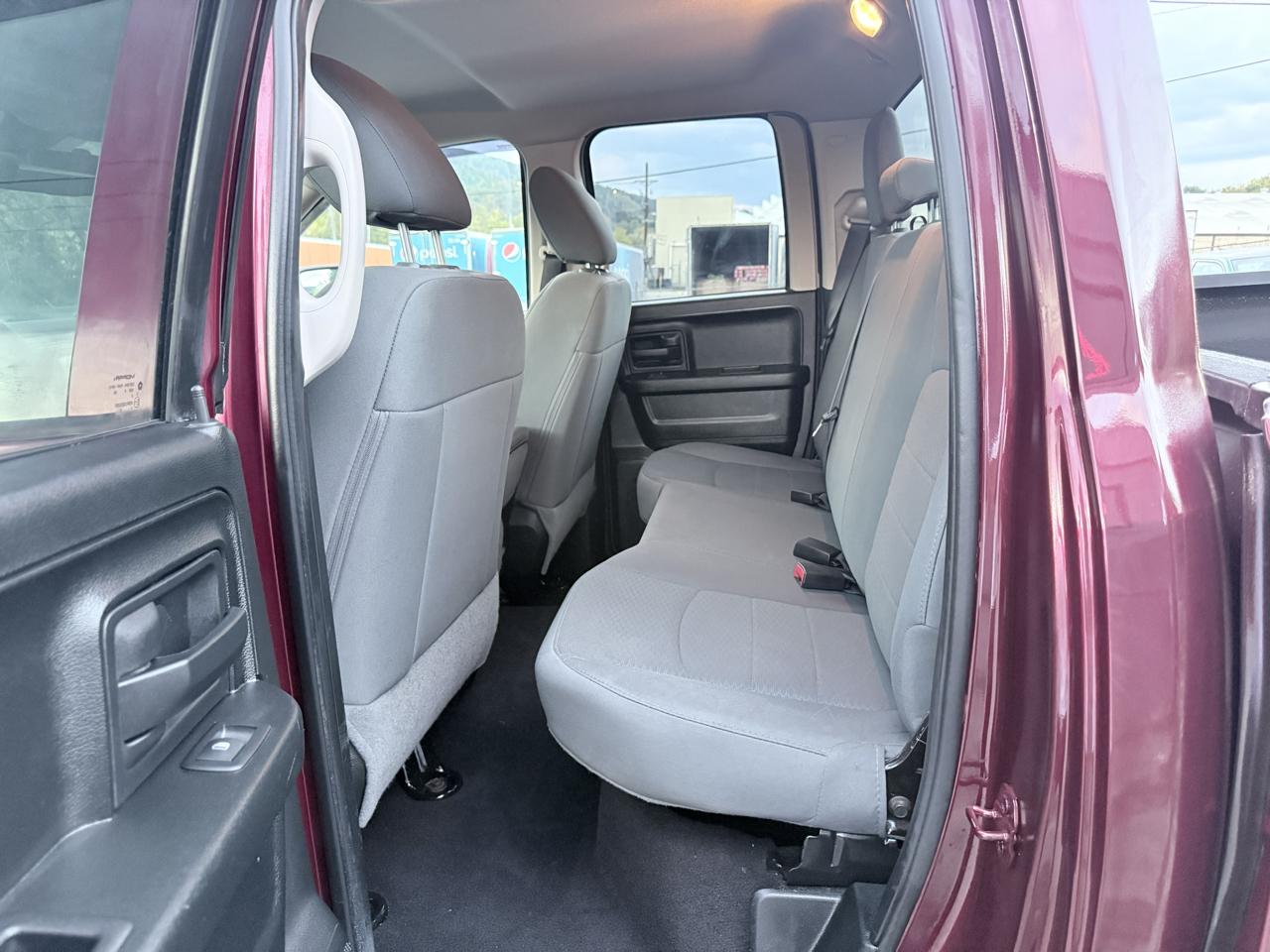RAM 1500 4WD Quad Cab 140.5" ST 2016