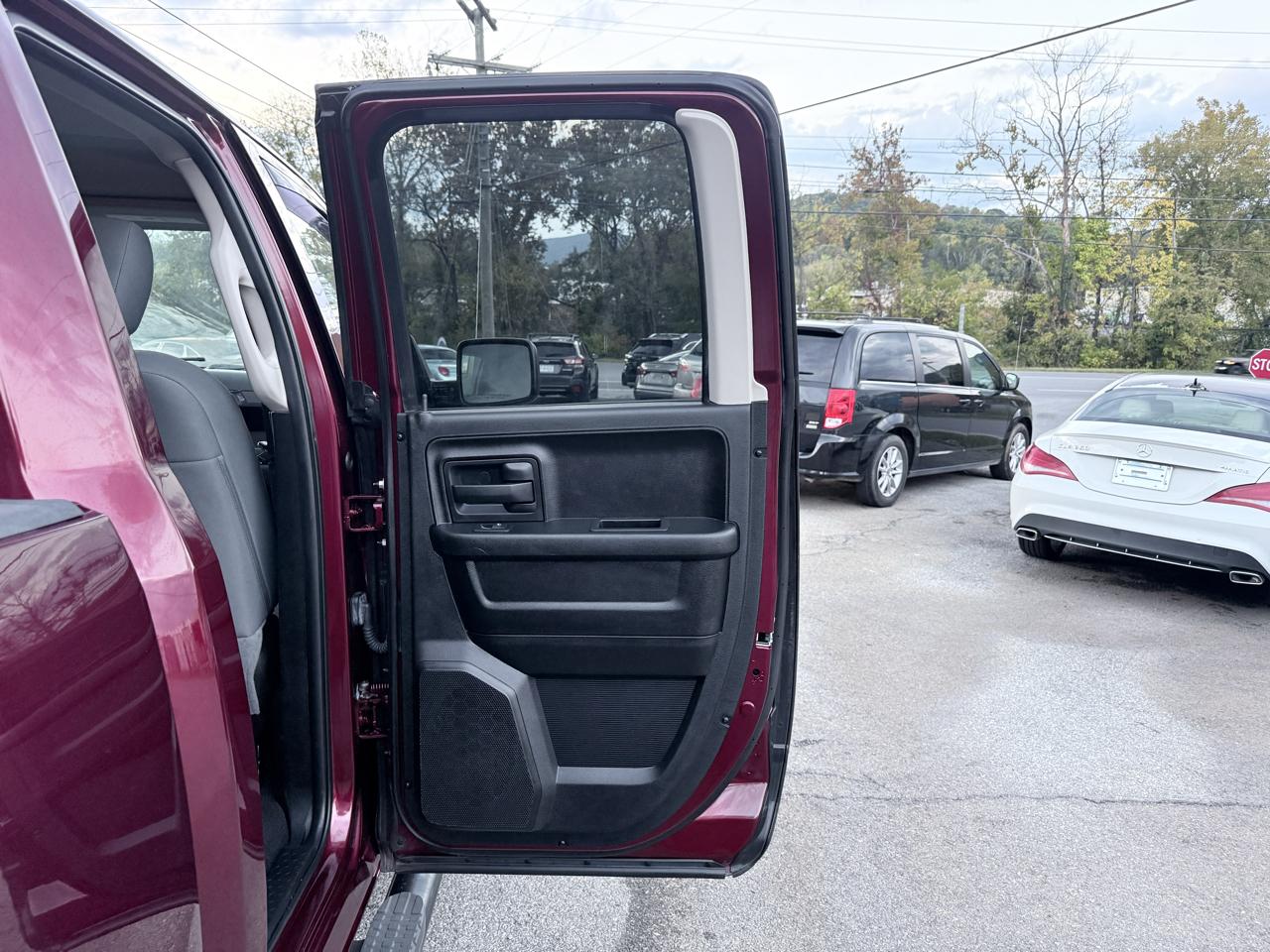 RAM 1500 4WD Quad Cab 140.5" ST 2016