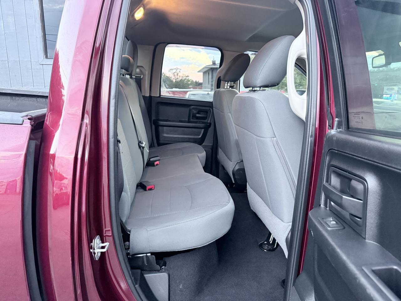 RAM 1500 4WD Quad Cab 140.5" ST 2016