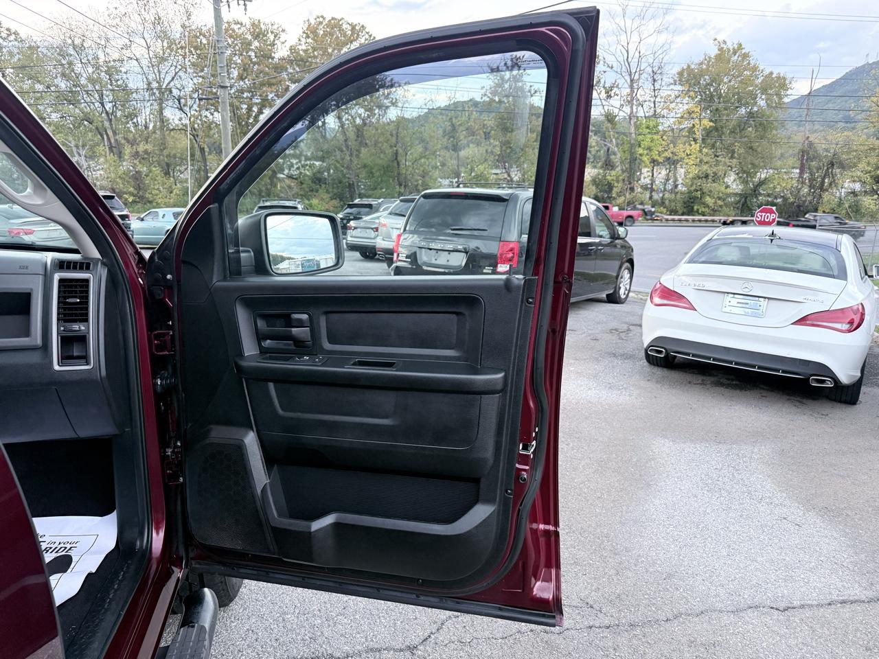 RAM 1500 4WD Quad Cab 140.5" ST 2016