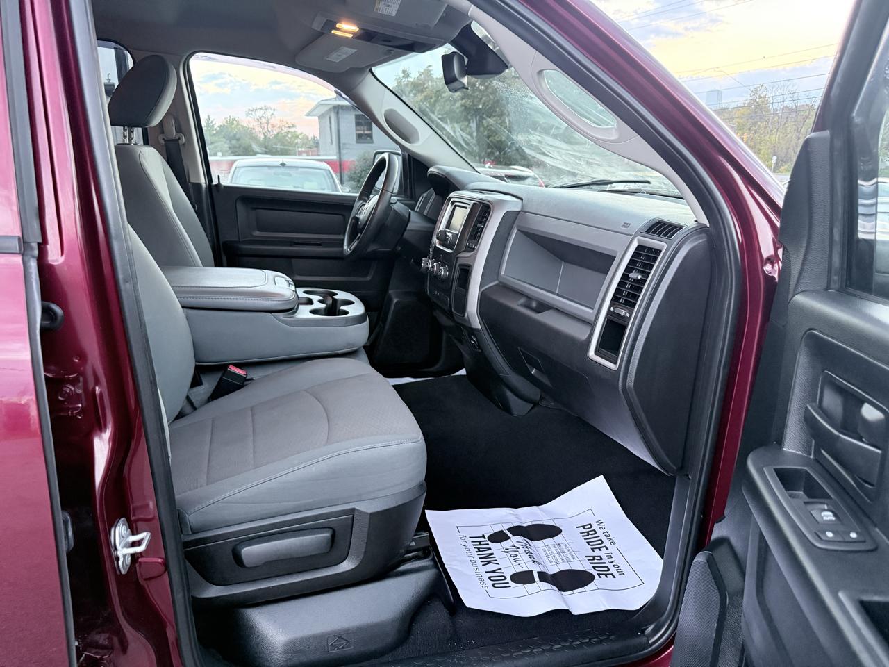 RAM 1500 4WD Quad Cab 140.5" ST 2016