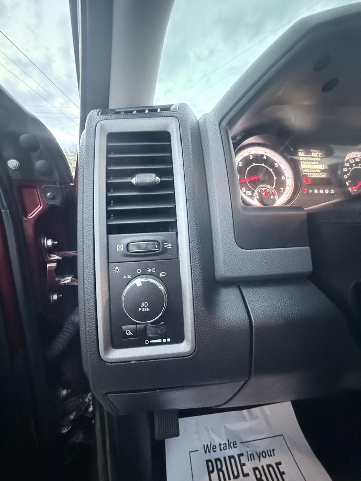 RAM 1500 4WD Quad Cab 140.5" ST 2016