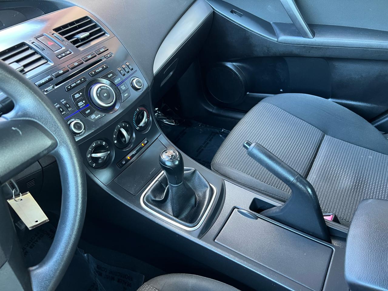 Mazda MAZDA3 i SV AT 4-Door 2013