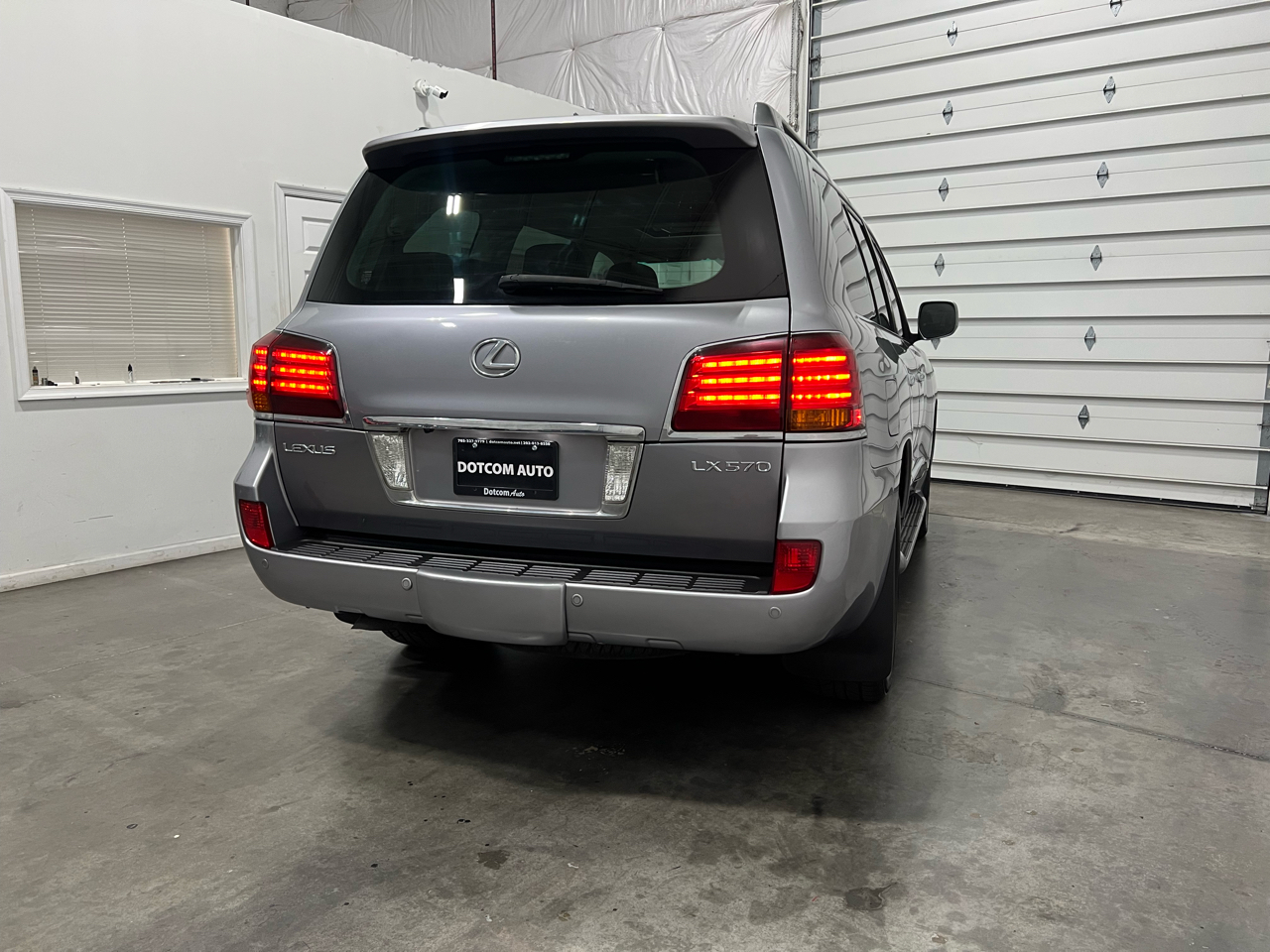 2009 Lexus LX 570 photo 11