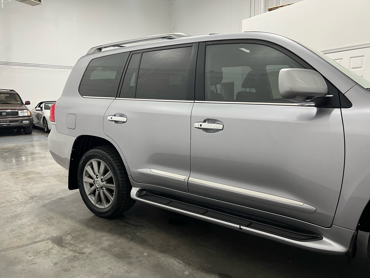 2009 Lexus LX 570 photo 13