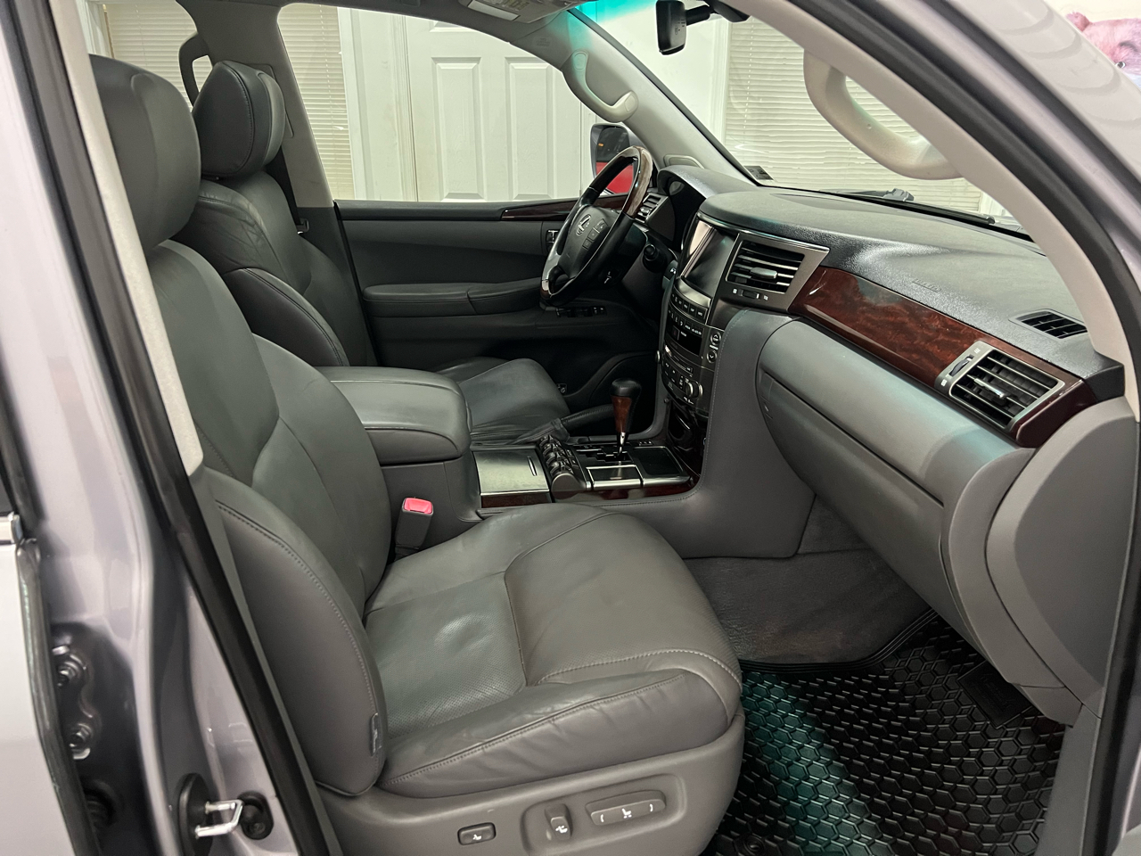 2009 Lexus LX 570 photo 18