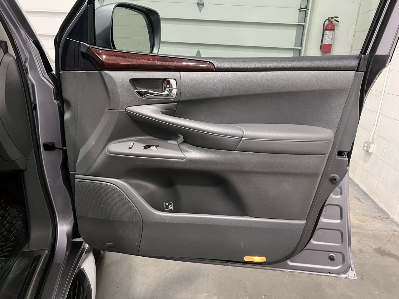 2009 Lexus LX 570 photo 22