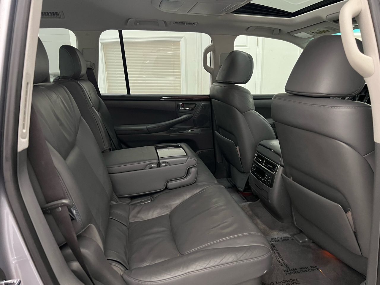 2009 Lexus LX 570 photo 24
