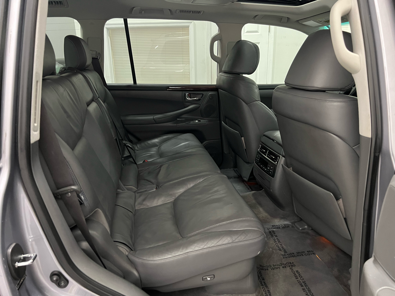 2009 Lexus LX 570 photo 25