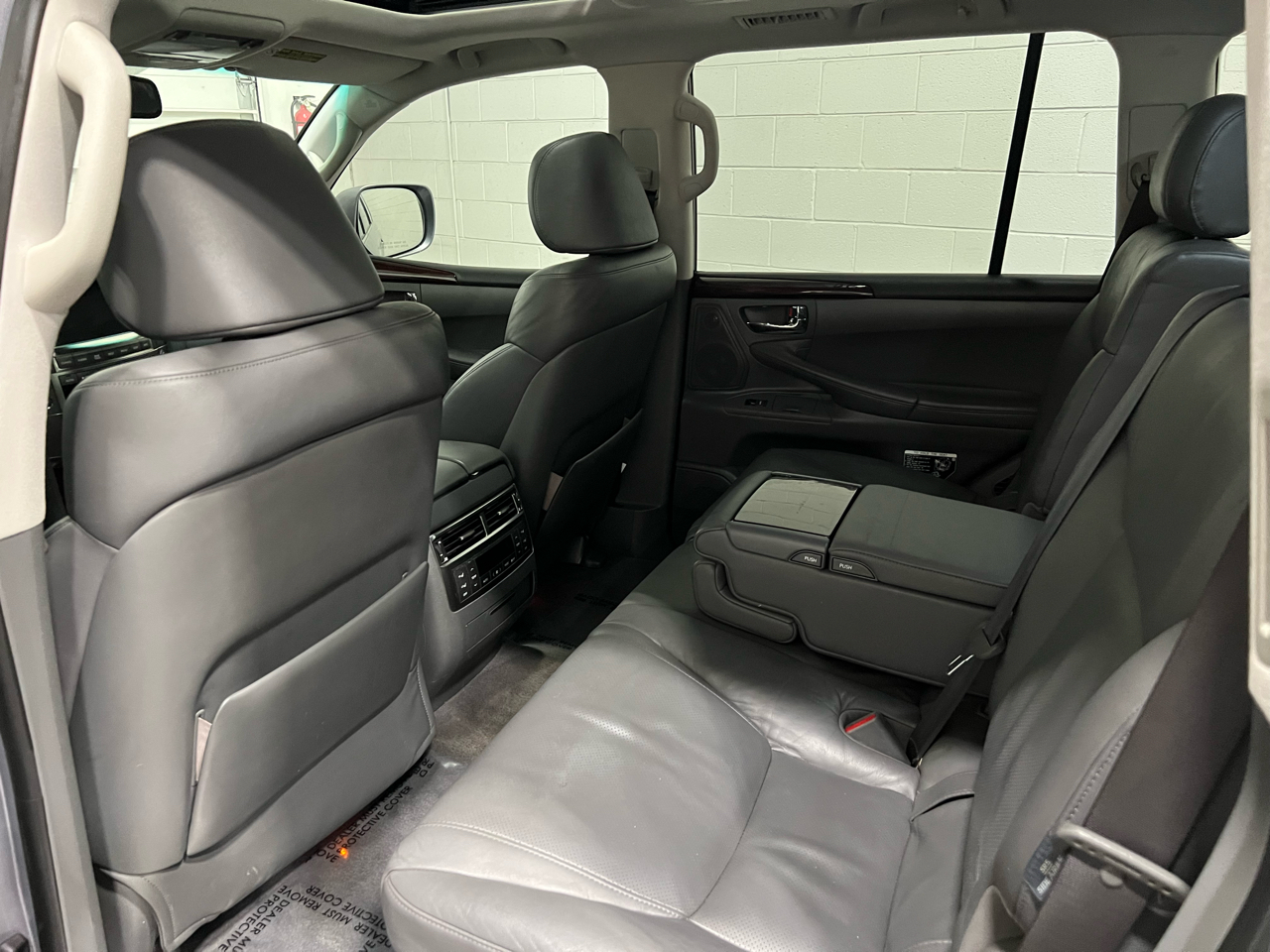 2009 Lexus LX 570 photo 31
