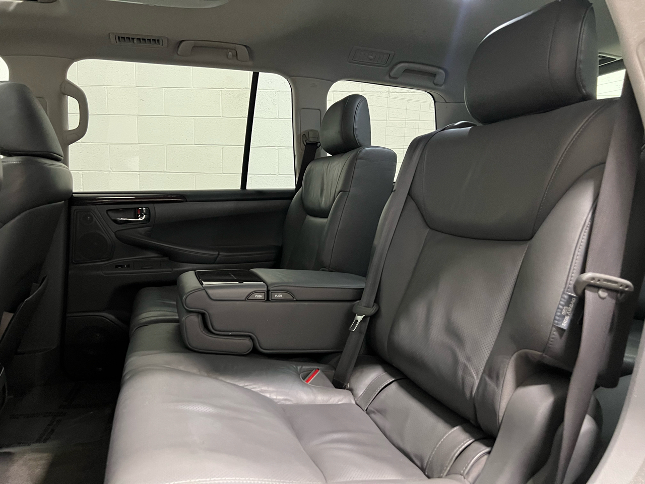 2009 Lexus LX 570 photo 32