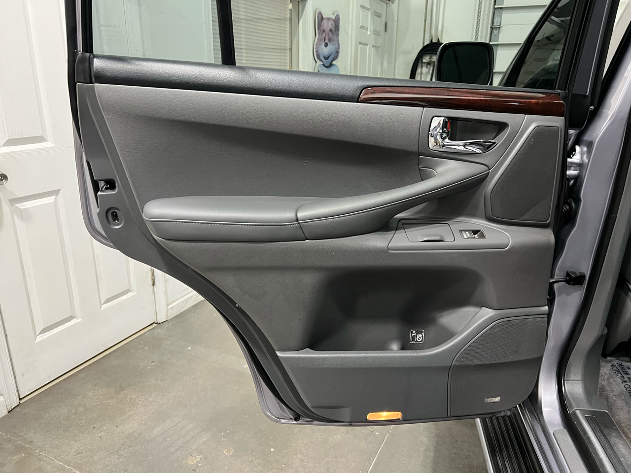 2009 Lexus LX 570 photo 35