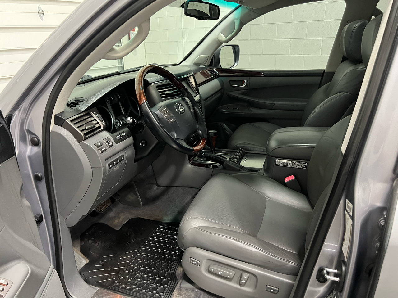 2009 Lexus LX 570 photo 36