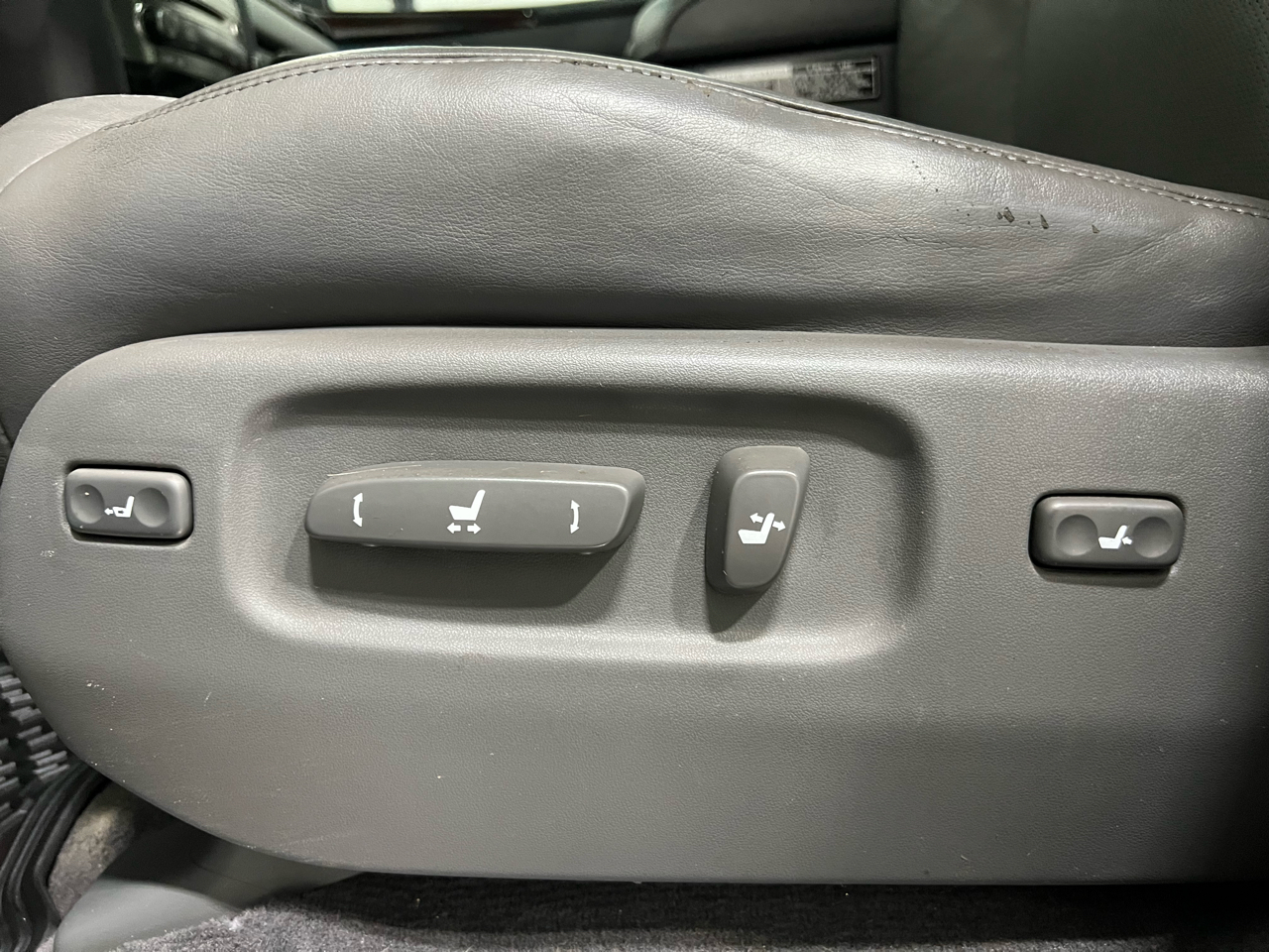 2009 Lexus LX 570 photo 38