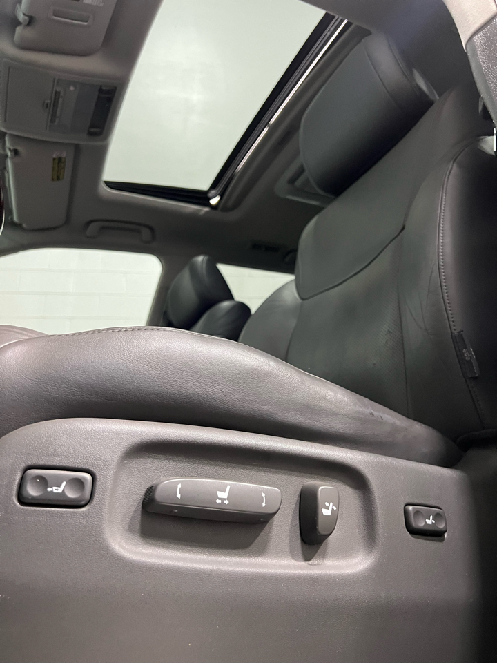2009 Lexus LX 570 photo 39