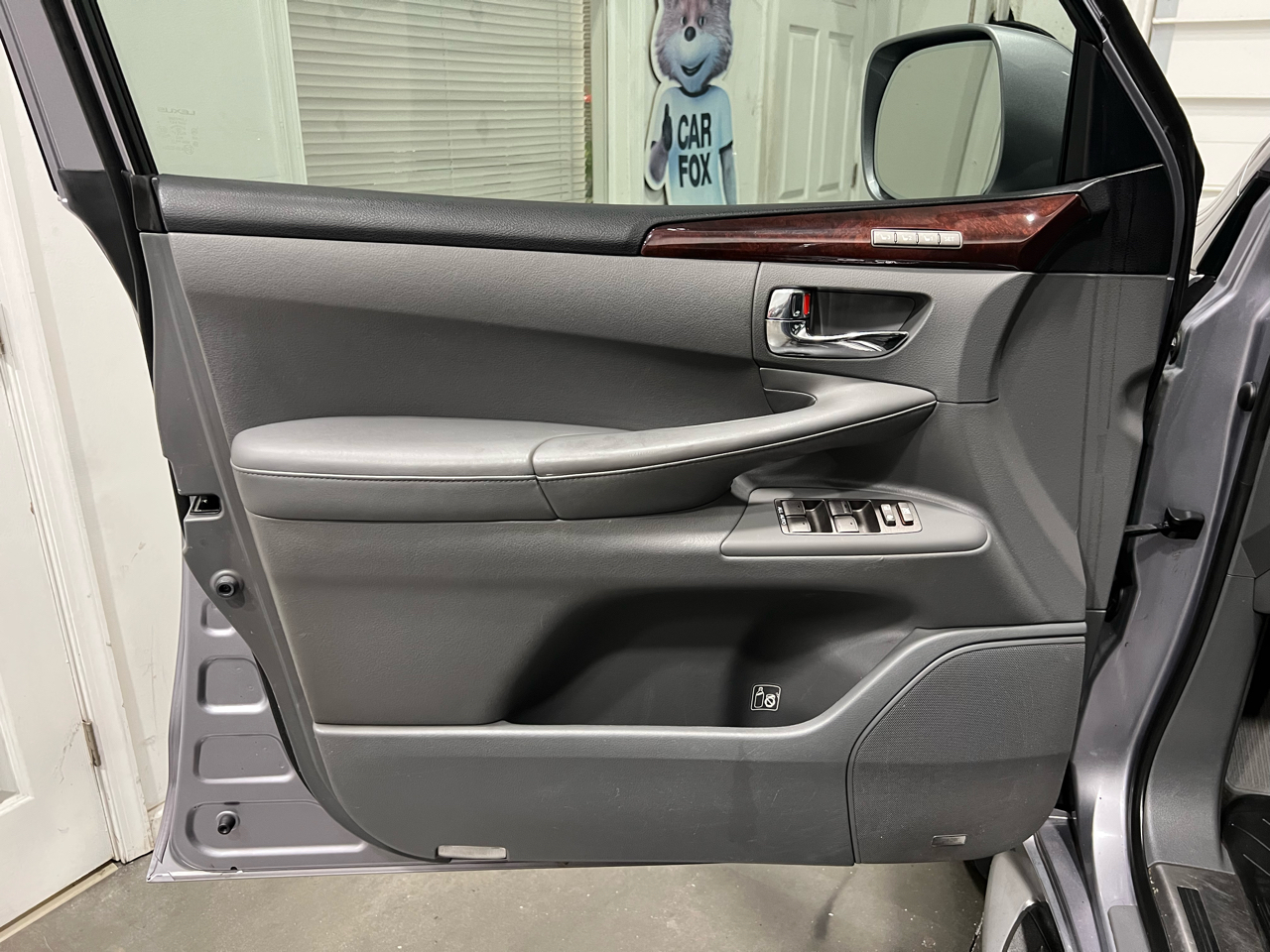 2009 Lexus LX 570 photo 40