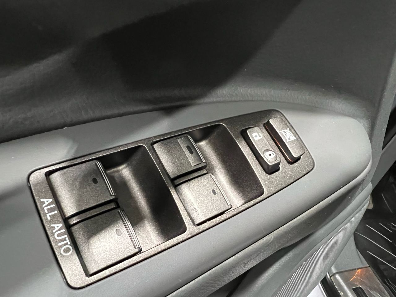 2009 Lexus LX 570 photo 42